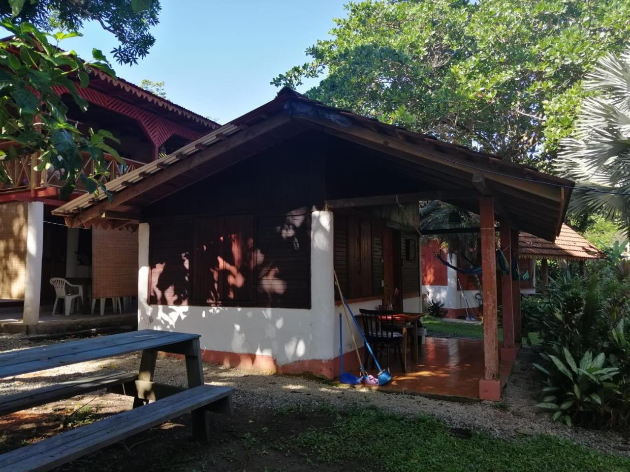 Chalet Y Cabinas Hibiscus Cahuita Eksteriør billede